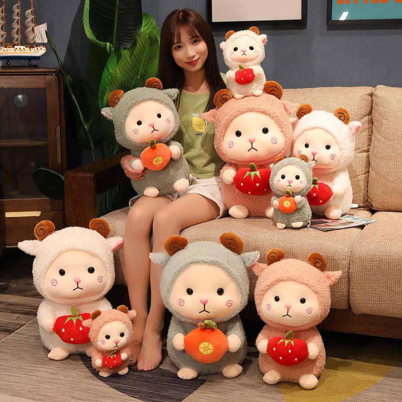 Peluches Mianyang Assis tenant des fraises