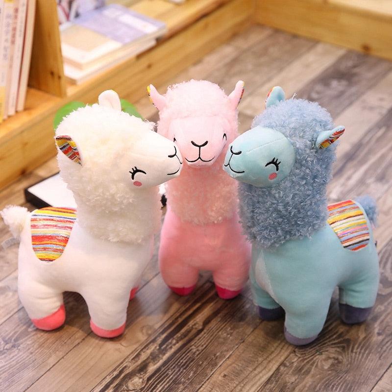 Poupée alpaga en peluche, très mignonne, qui louche et qui est heureuse