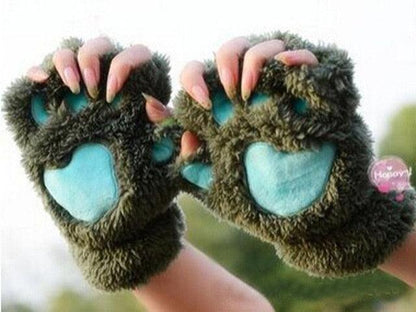 Plush mittens with cat claws