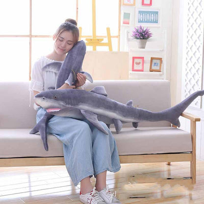 Grande peluche imitation poupée requin