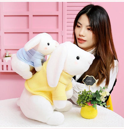 Peluche lapin kawaii avec un pull