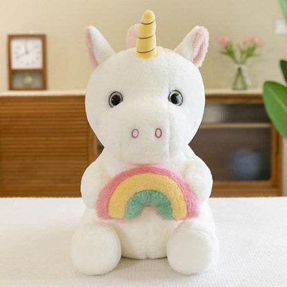 Adorable peluche licorne tenant un arc-en-ciel