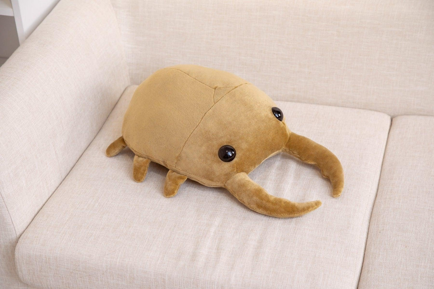 Spectacular beetle plush toy