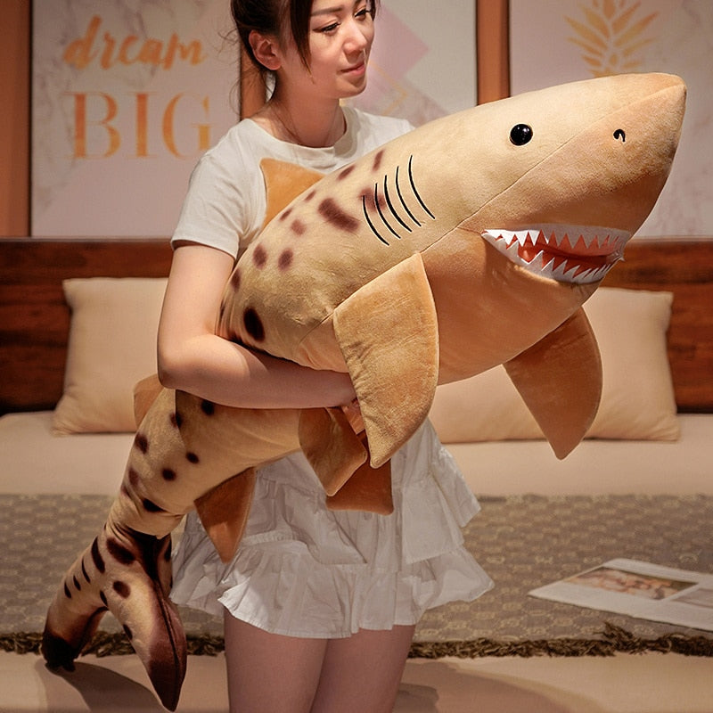 Peluche requin brun tacheté géant