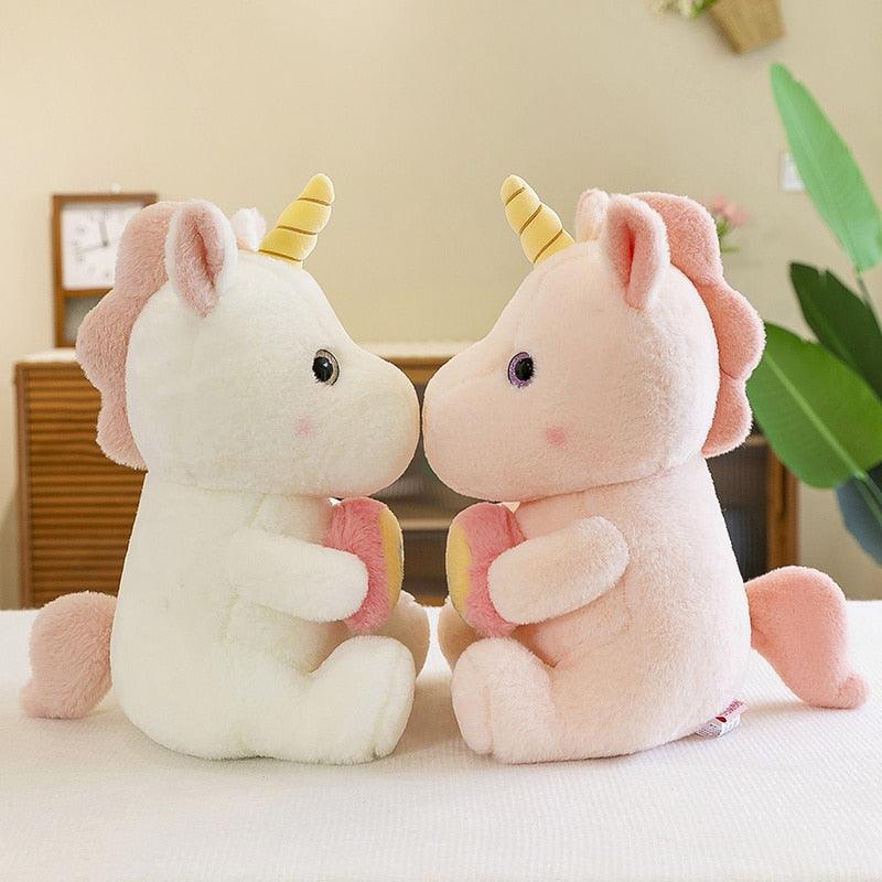 Adorable peluche licorne tenant un arc-en-ciel