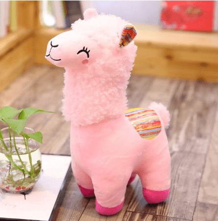 Poupée alpaga en peluche, très mignonne, qui louche et qui est heureuse