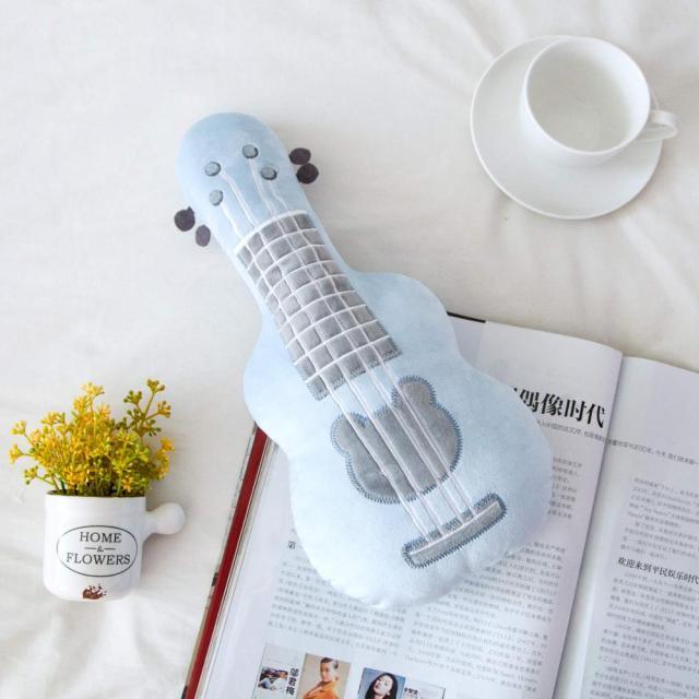 Oreiller en peluche guitare ukulélé