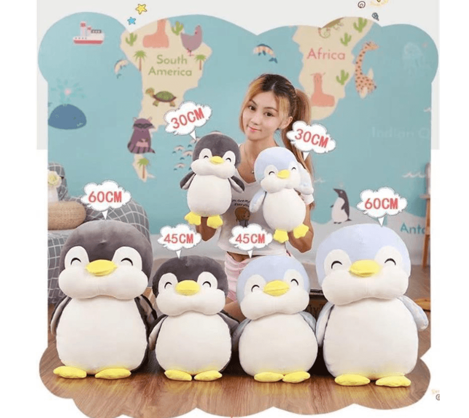 Poupée en peluche pingouin heureux et potelé