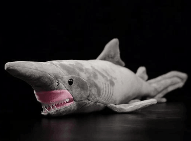Jouet peluche réaliste requin