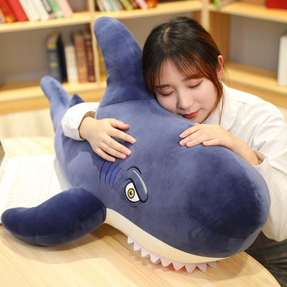 Poupée géante en peluche avec requin amusant