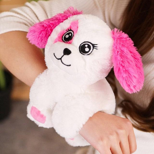 Poignet de chiot mignon en peluche