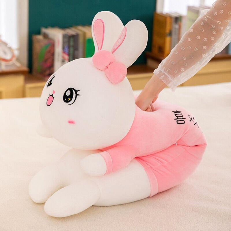 Grand lapin couché en peluche