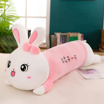 Grand lapin couché en peluche