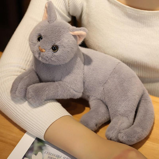 Animaux en peluche en forme de chat couché