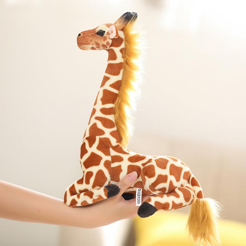Petite peluche girafe agenouillée